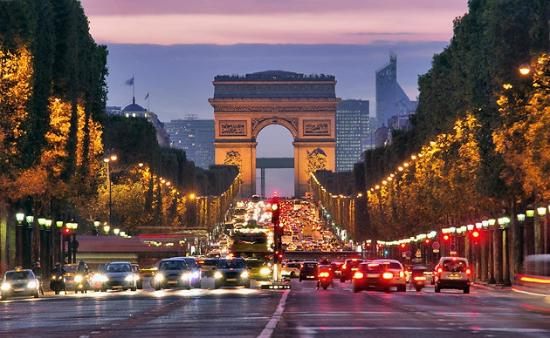 شارع الشانزليزيه من اهم اماكن سياحية في باريس واحد اشهر شوارع مدينة باريس فرنسا