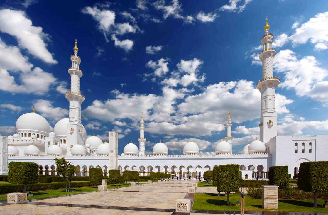 جامع الشيخ زايد من اكبر جوامع الامارات ، و إحدى اهم معالم ابوظبي