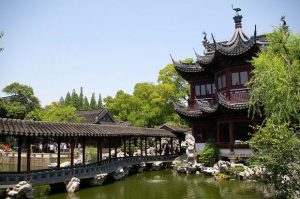 حديقة يو يوان شنغهاي Yuyuan Garden هي حديقة كلاسيكية تقع في منطقة أنرين جي في شنغهاي ويبلغ عمرها ما يناهز 500 عام لذلك تعد من أقدم الحدائق في المدينة ، تعرف في المقال على افضل الانشطة السياحية في حديقة يويوان شنغهاي ، بالإضافة الى افضل فنادق شنغهاي القريبة منها