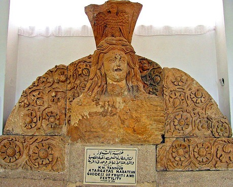 عطارغاتس في متحف الآثار الأردني في عمان ، من اهم الاماكن السياحية في عمّان الاردن