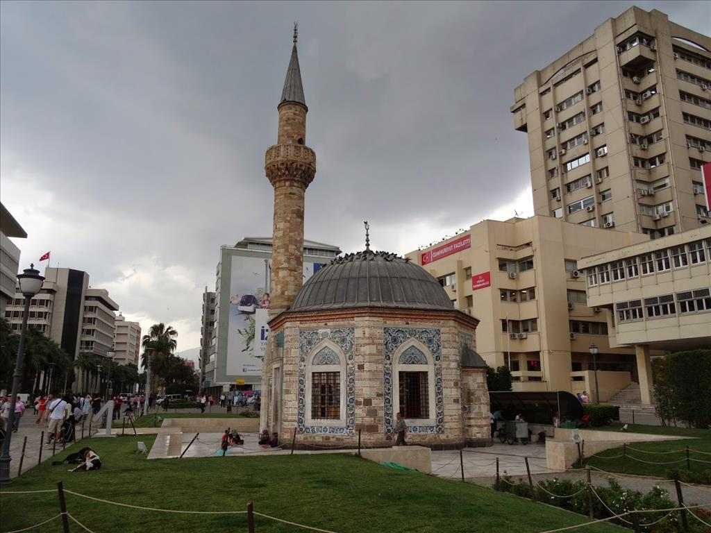 جامع كوناك من افضل معالم ازمير القريبة من برج الساعة في ازمير تركيا