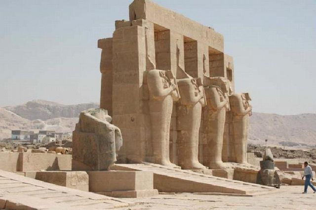 تمثال ممنون الاقصر