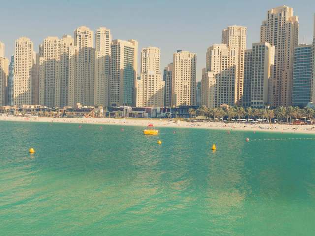 يتميّز فندق روضة امواج سويتس جي بي ار بإطلالاته الرائعة على شاطئ جميرا.
