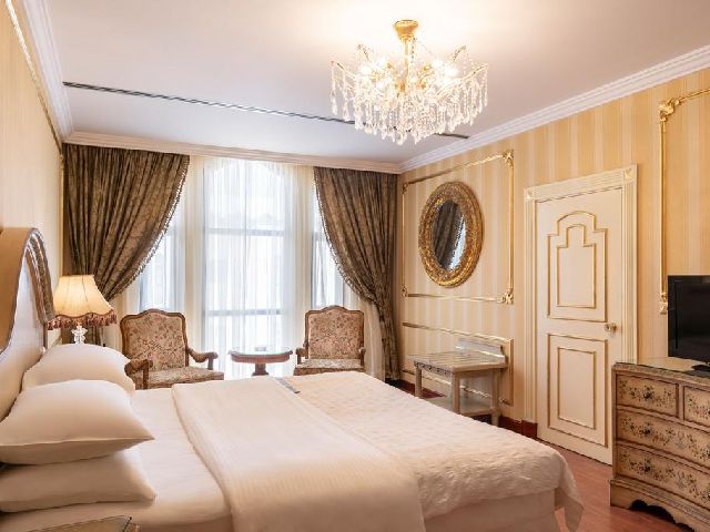 غرفة مزينة بالرخام الإيطالي الفاخر في فندق مريديان المدينة من أبرز شقق قريبه من الحرم النبوي ورخيصه