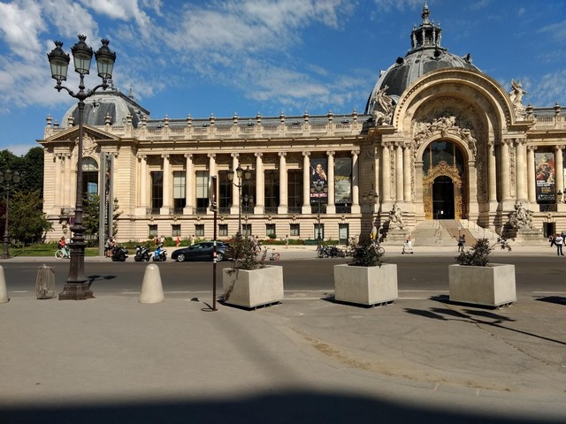 attractions to see in Paris