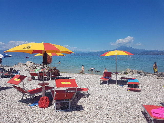 Braccobaldo Beach in Sirmione - شاطئ براكوبالدو سيرموني