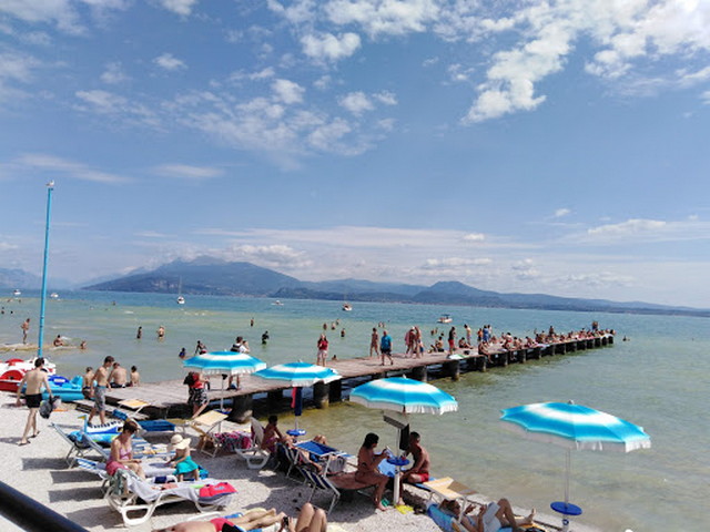 Lido Delle Bionde Beach in Sirmione - شاطئ ليدو ديلي بيوندي سيرموني