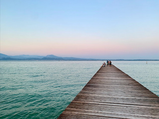 Sirmione Wharf Beach - شاطئ رصيف سيرموني