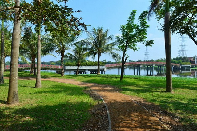places to visit in Hanoi with family