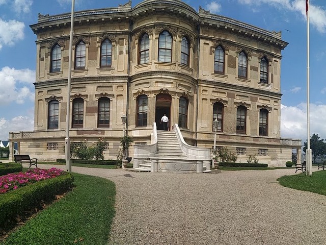 famous palaces in Istanbul