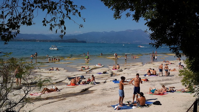 Terme Di Catullo Rocks Beach in Sirmione - شاطئ صخور تيرمي دي كاتولو سيرموني