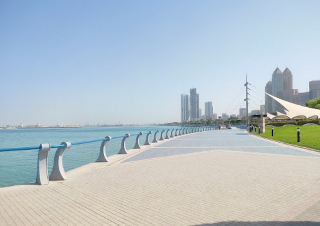 شاطئ الكورنيش ابوظبي احدى اهم الاماكن السياحية في ابوظبي الامارات