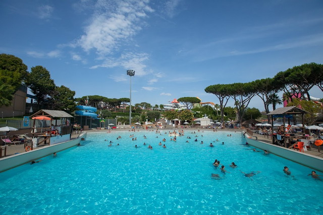 Hydromania Water Park in Rome