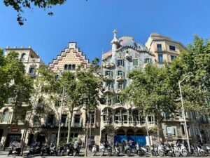 شارع باسيج دي غراسيا برشلونة - Passeig De Gracia Street Barcelona - Best Things to Do in Barcelona at Night