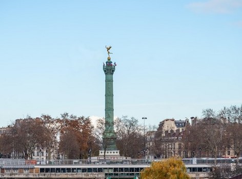 famous squares in Paris
