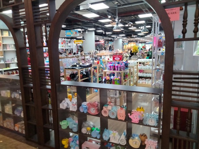 Vincom Mega Mall Royal City stores
