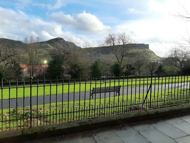 Arthurs Seat Mountain in Edinburgh - جبل مقعد آرثر ادنبره