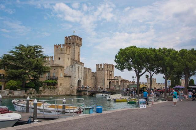 Tomelleri Public Park Sirmione - حديقة توميليري العامة