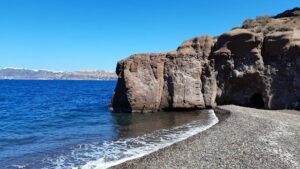 شاطئ كالديرا في سانتوريني _ things to do in Santorini with family