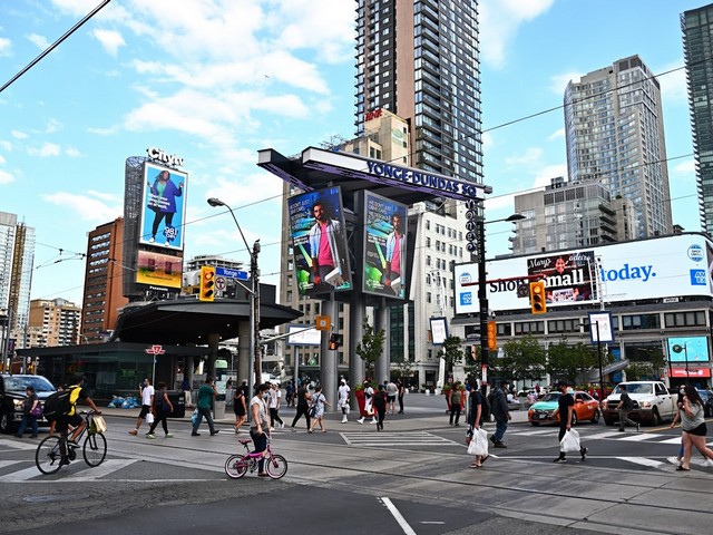 ساحة يونج دونداس تورنتو - famous square in toronto