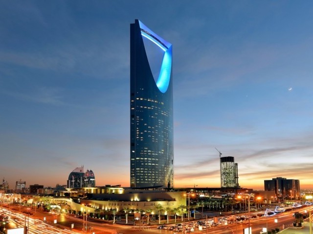 برج المملكة الرياض من اهم اماكن سياحية في الرياض