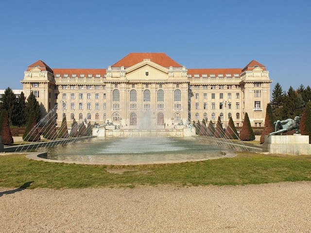 حصن سيتاديلا في بودابست - famous landmarks in Budapest - best sights in budapest