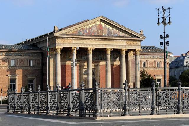 متحف كونستالي الفني بودابست - best museums in Budapest - free museums in budapest
