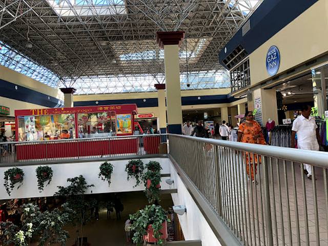 مول بلازا نيجيس مونتريال - shopping malls in Montreal - Plaza Cote des Neiges Montreal