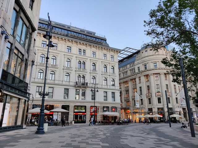 ساحة فوروسمارتي تير بودابست - Vorosmarty Square - squares in Budapest
