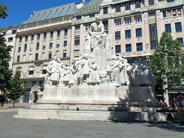 ساحة فوروسمارتي تير في بودابست - Vorosmarty Square Budapest