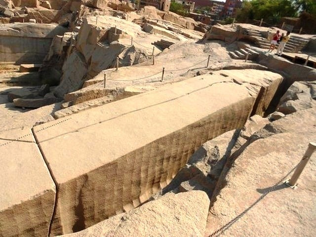 المسلة الناقصة باسوان