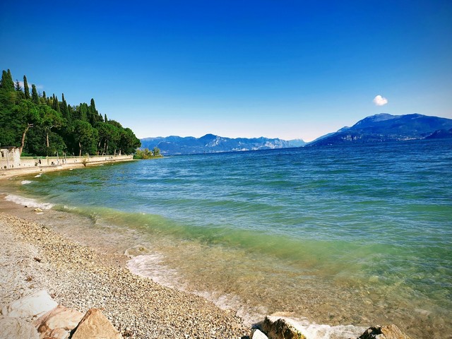 Sirmione Beach - شاطئ سيرموني العام