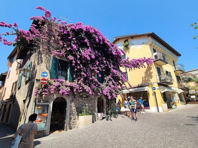 Sirmione Beach in Sirmione - شاطئ سيرموني العام