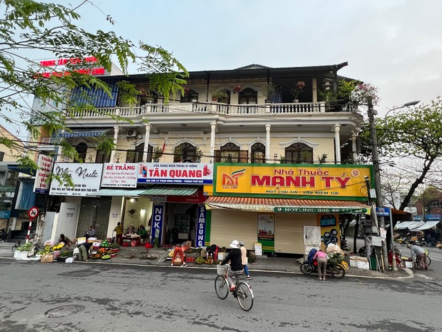 best markets in Hue