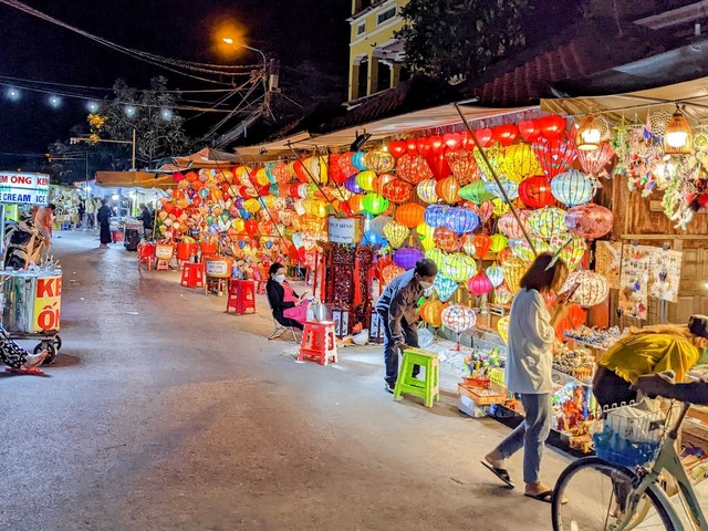 Hoi An Night Market Da Nang