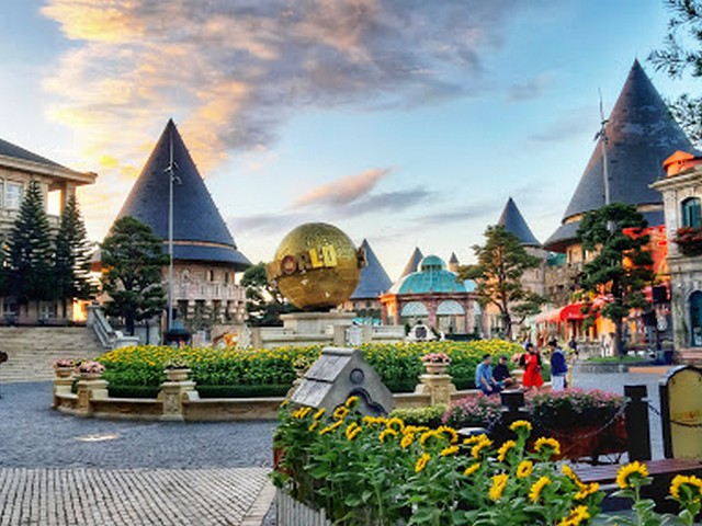 Square Du DoMe Bana Hill Da Nang