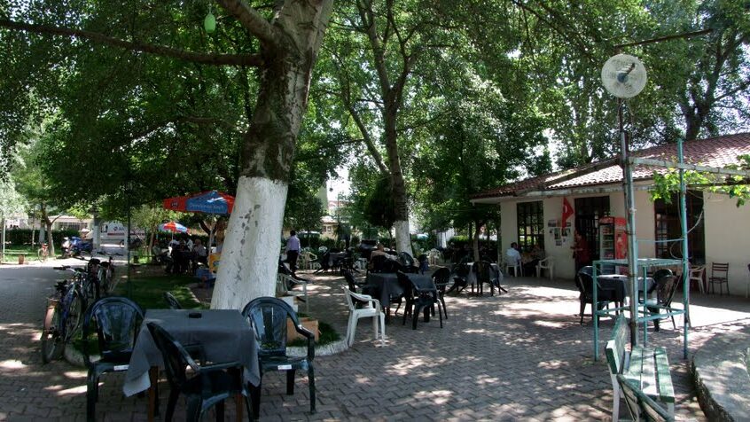 مقاهي بجانب المسجد الاخضر بورصة